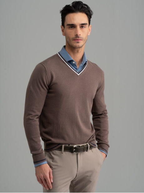 Jersey de hombre con cuello de pico y contrastes