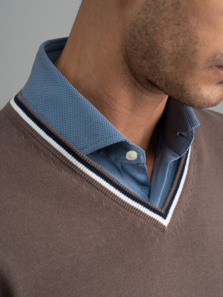 Jersey de hombre con cuello de pico y contrastes