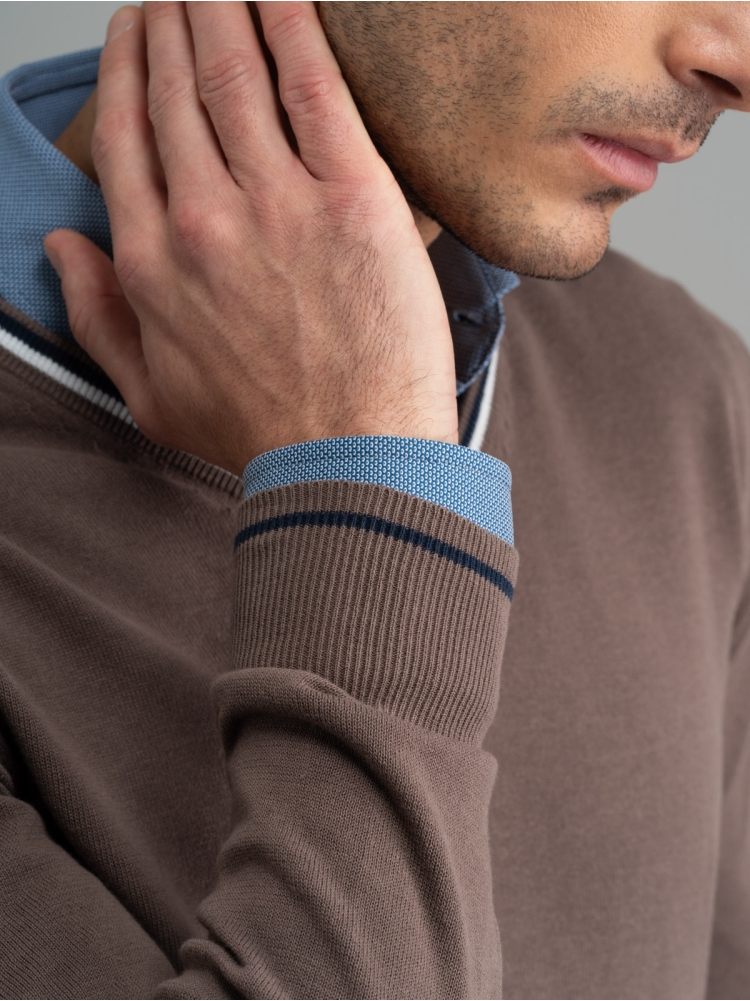 Jersey de hombre con cuello de pico y contrastes