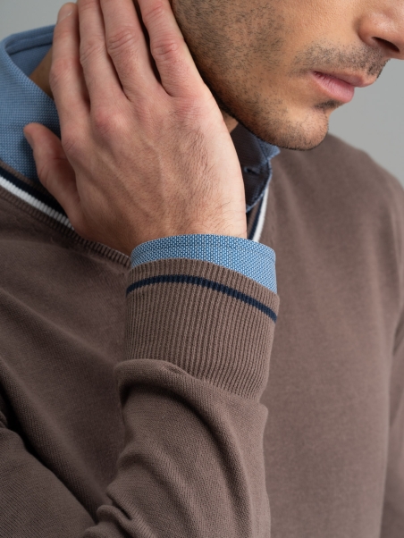 Jersey de hombre con cuello de pico y contrastes