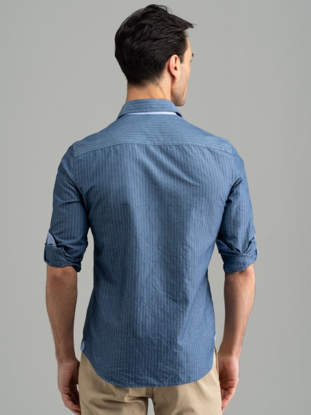 Camisa masculina de rayas en mezcla de lino con cuello semifrancés