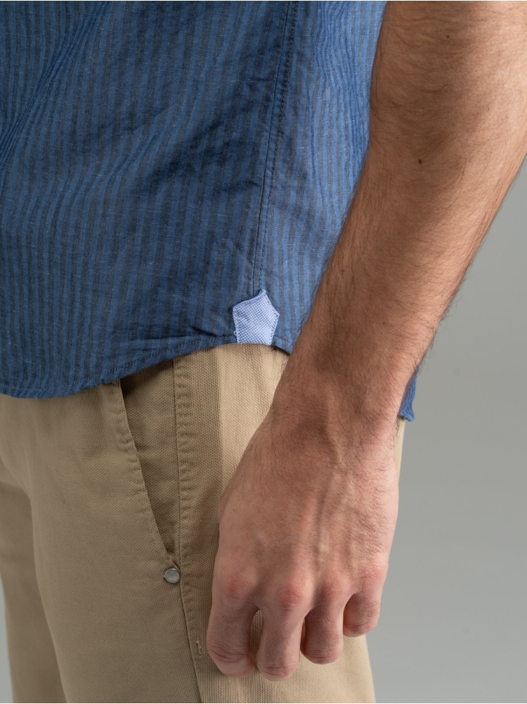 Camisa masculina de rayas en mezcla de lino con cuello semifrancés