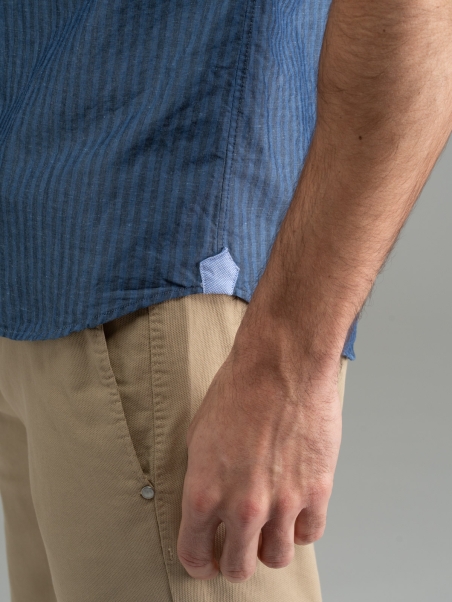 Camisa masculina de rayas en mezcla de lino con cuello semifrancés