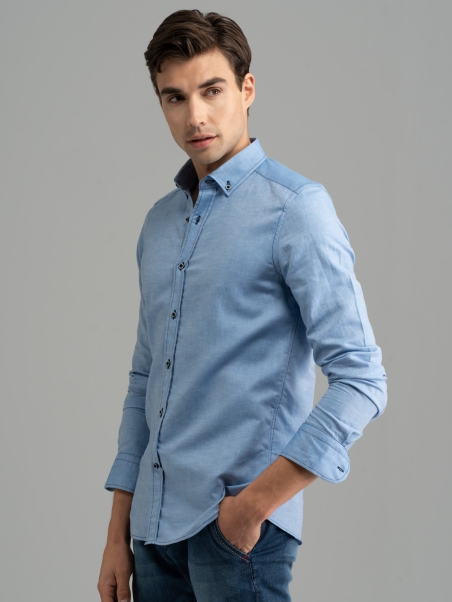 Camisa azul lisa con cuello abotonado para hombre