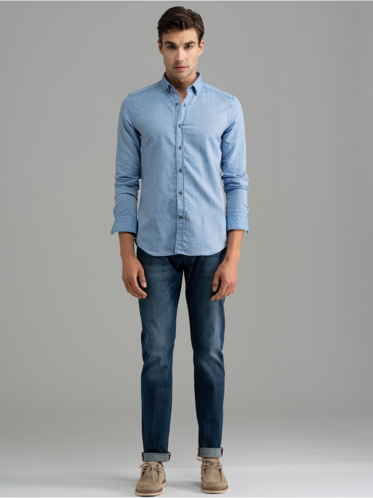 Camisa azul lisa con cuello abotonado para hombre