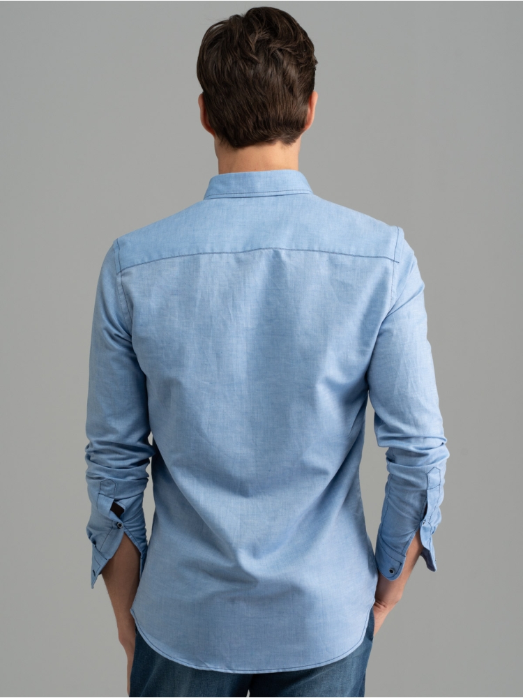 Camisa azul lisa con cuello abotonado para hombre