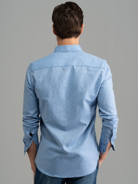 Camisa azul lisa con cuello abotonado para hombre