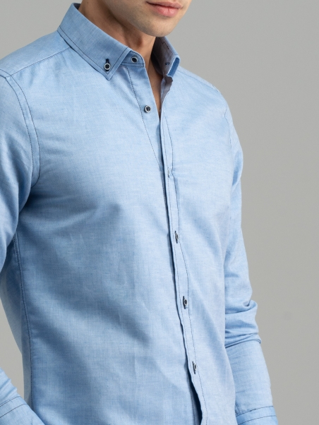 Camisa azul lisa con cuello abotonado para hombre