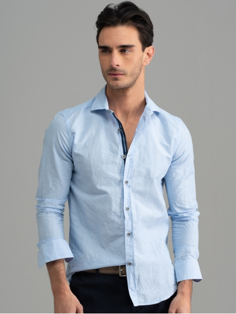 Camisa de hombre azul claro cuello semifrancés