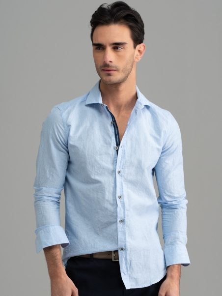 Camisa de hombre azul claro cuello semifrancés