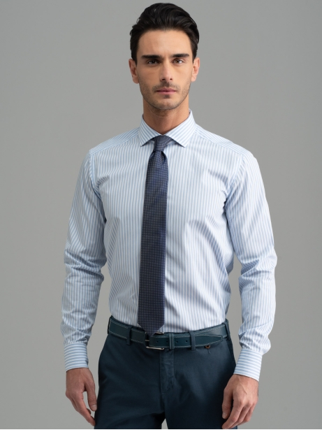 Camisa oficina hombre rayas azul claro cuello semifrancés