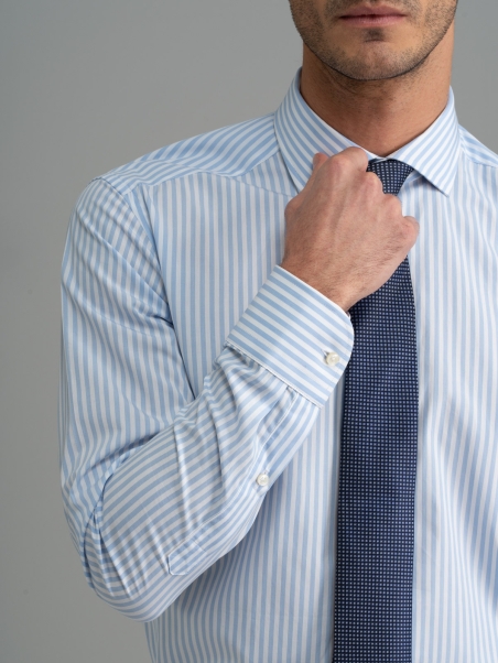 Camisa oficina hombre rayas azul claro cuello semifrancés