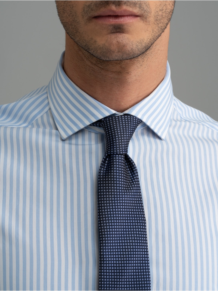 Camisa oficina hombre rayas azul claro cuello semifrancés