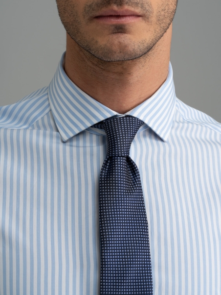 Camisa oficina hombre rayas azul claro cuello semifrancés