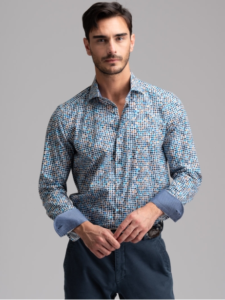 Camisa de hombre con estampado de lunares y cuello semifrancés