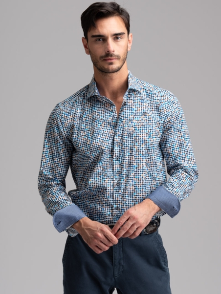 Camisa de hombre con estampado de lunares y cuello semifrancés