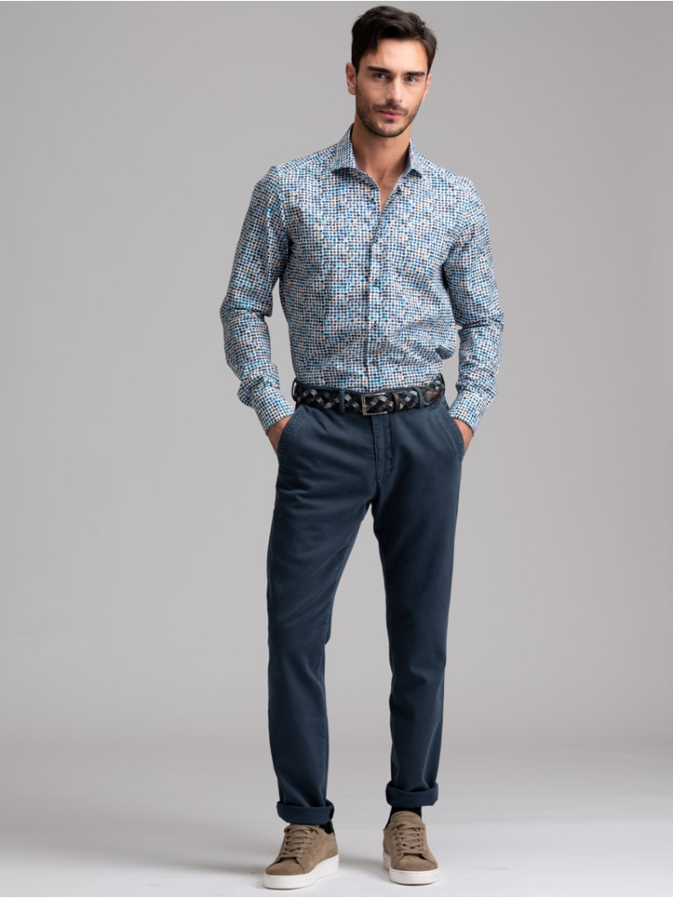 Camisa de hombre con estampado de lunares y cuello semifrancés