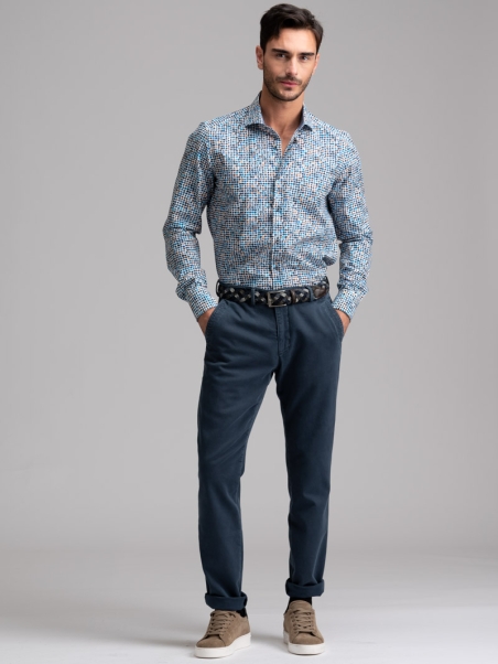 Camisa de hombre con estampado de lunares y cuello semifrancés