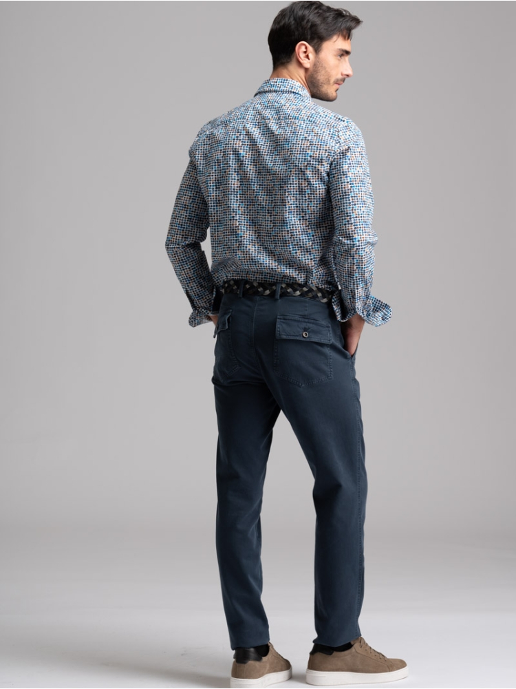 Camisa de hombre con estampado de lunares y cuello semifrancés