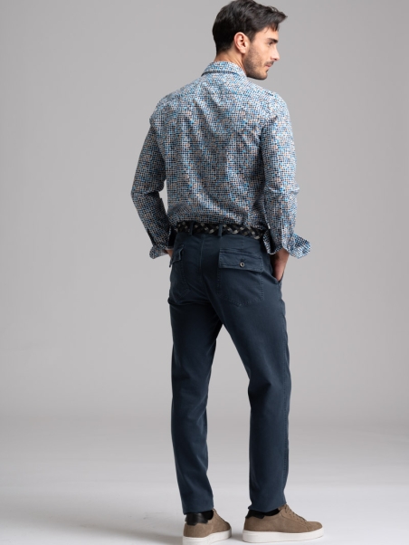 Camisa de hombre con estampado de lunares y cuello semifrancés