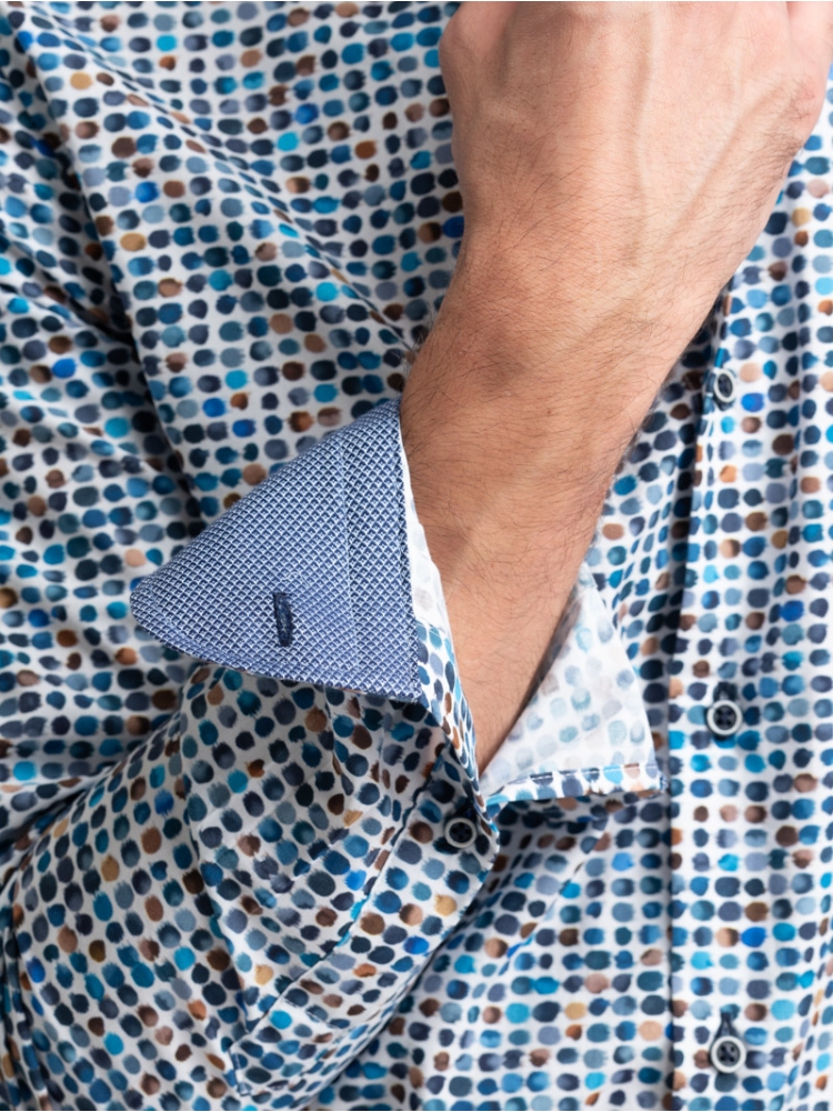 Camisa de hombre con estampado de lunares y cuello semifrancés