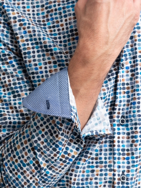 Camisa de hombre con estampado de lunares y cuello semifrancés