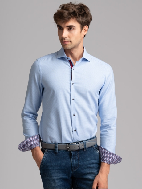 Camisa azul claro de caballero con cuello semifrancés reforzado