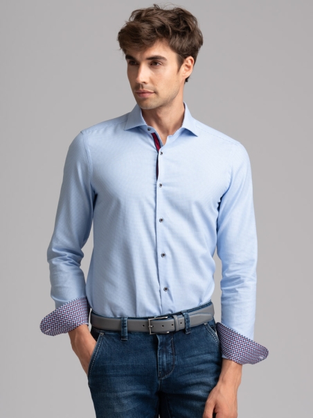 Camisa azul claro de caballero con cuello semifrancés reforzado