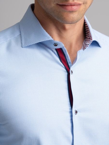Camisa azul claro de caballero con cuello semifrancés reforzado