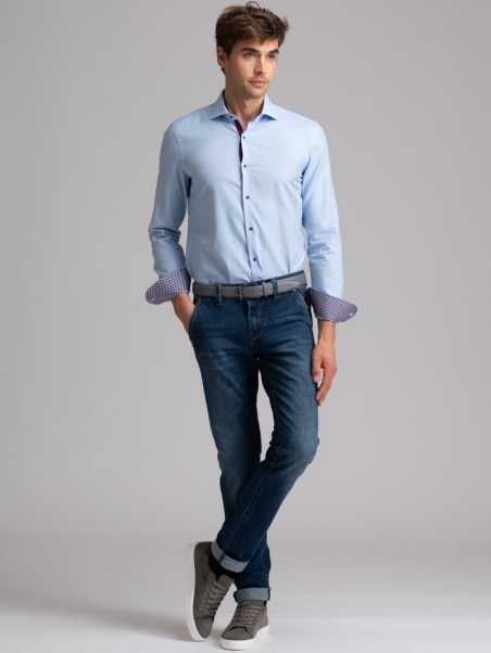 Camisa azul claro de caballero con cuello semifrancés reforzado