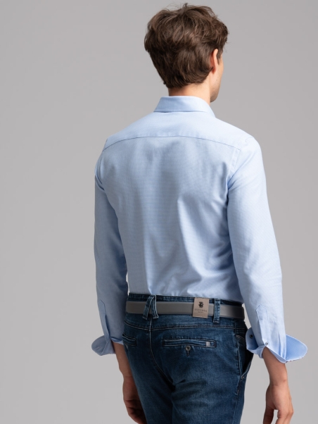 Camisa azul claro de caballero con cuello semifrancés reforzado