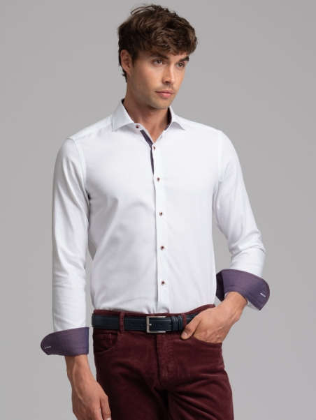 Camisa blanca blindada de caballero con cuello semicuello