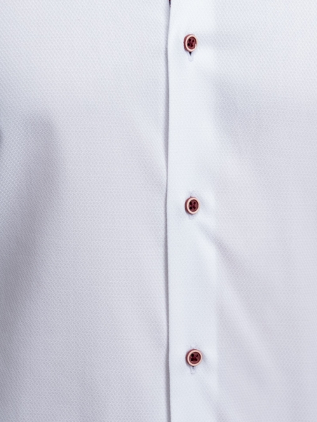 Camisa blanca blindada de caballero con cuello semicuello