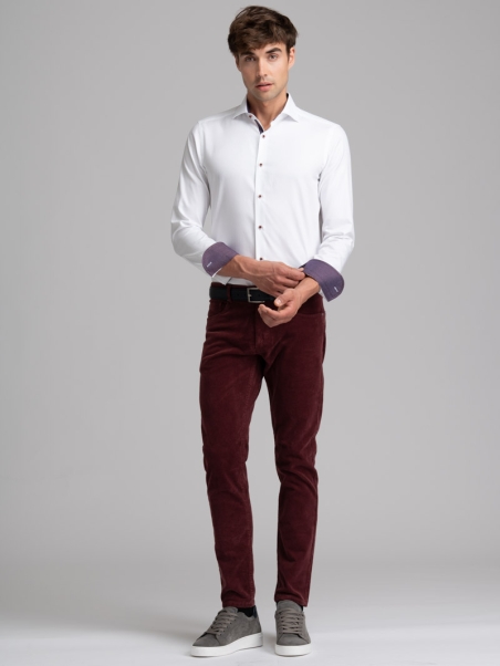 Camisa blanca blindada de caballero con cuello semicuello