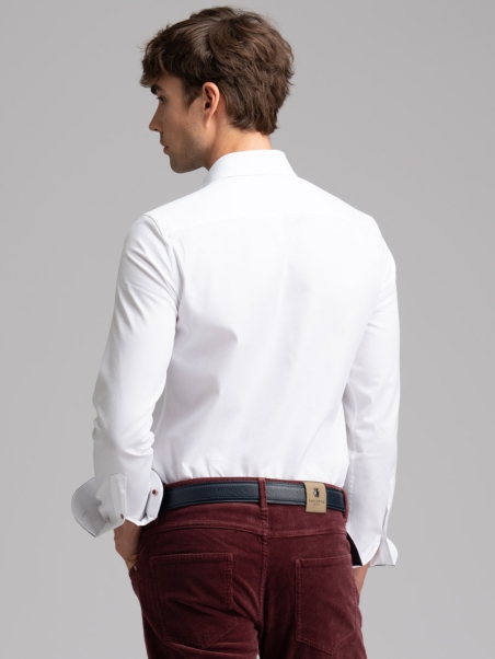 Camisa blanca blindada de caballero con cuello semicuello