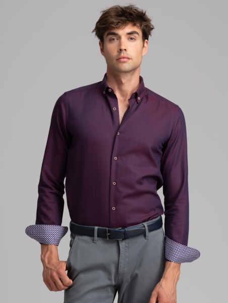 Camisa de hombre con cuello abotonado en espiga burdeos
