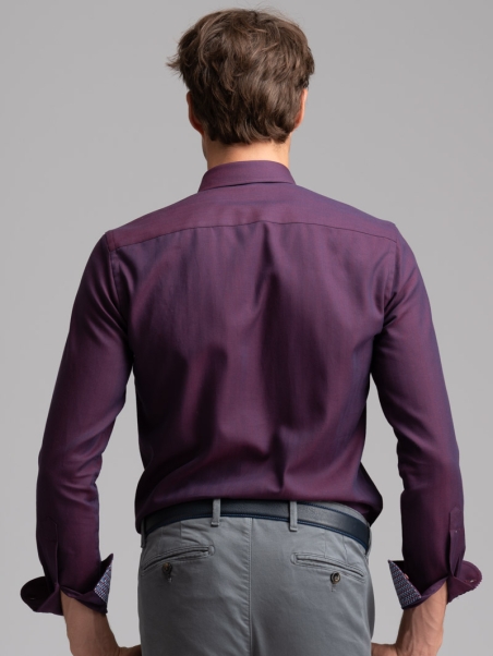 Camisa de hombre con cuello abotonado en espiga burdeos