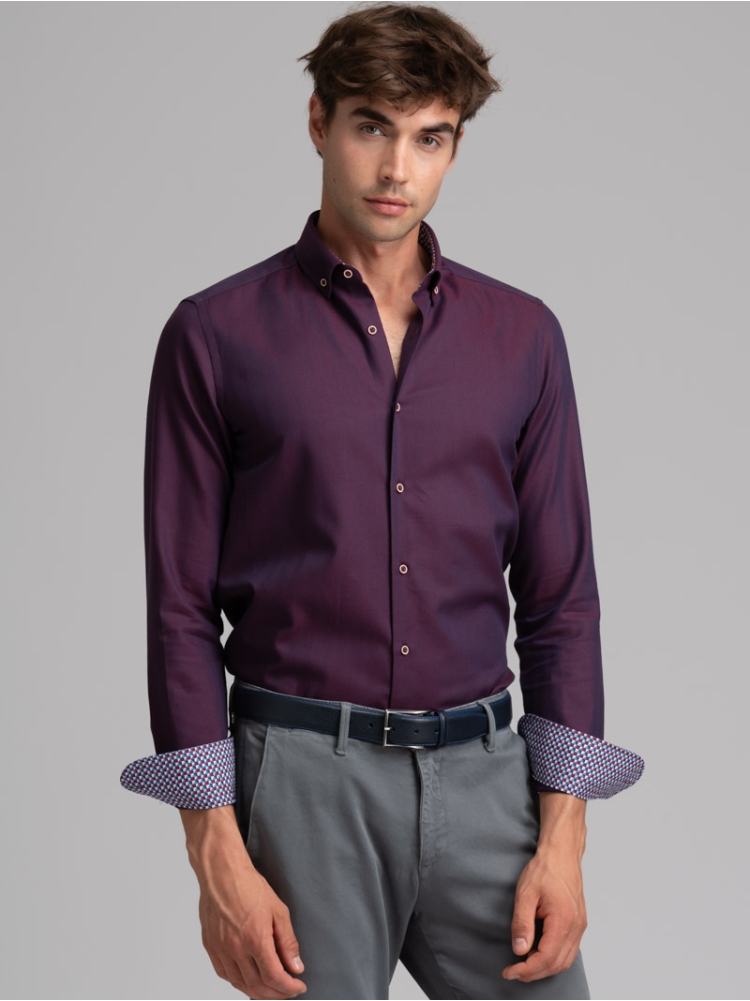 Camisa de hombre con cuello abotonado en espiga burdeos