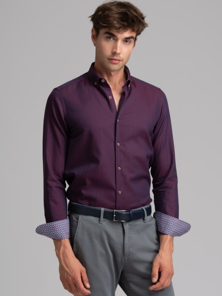 Camisa de hombre con cuello abotonado en espiga burdeos