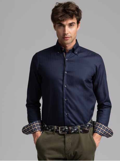 Camisa azul de espiga para hombre con cuello abotonado