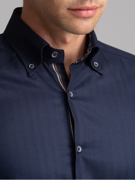 Camisa azul de espiga para hombre con cuello abotonado 2