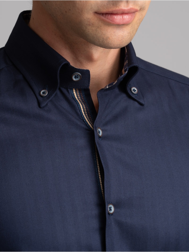 Camisa azul de espiga para hombre con cuello abotonado