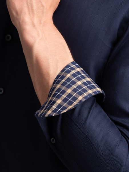 Camisa azul de espiga para hombre con cuello abotonado
