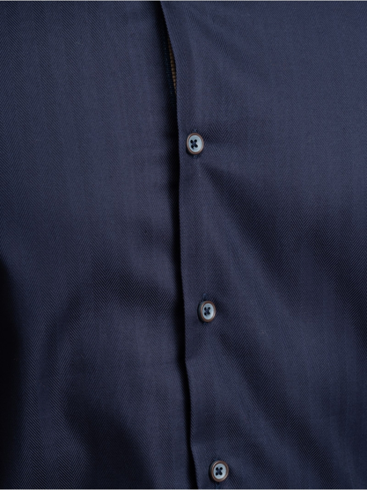 Camisa azul de espiga para hombre con cuello abotonado