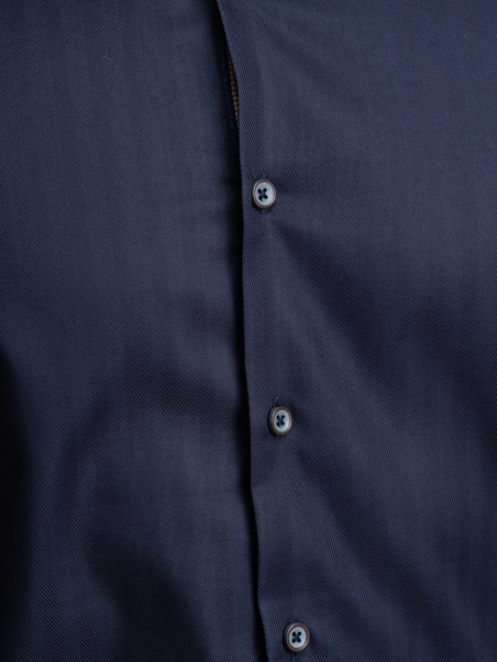 Camisa azul de espiga para hombre con cuello abotonado