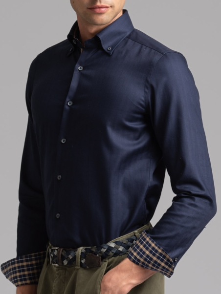 Camisa azul de espiga para hombre con cuello abotonado