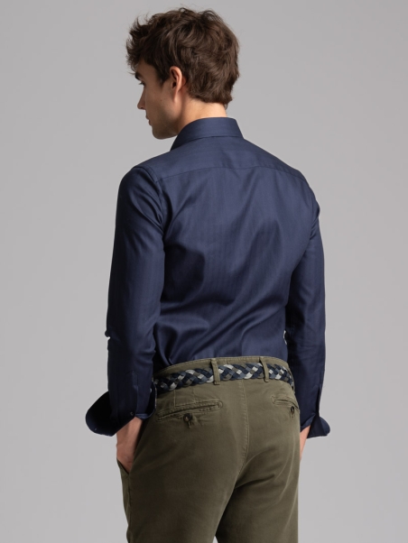 Camisa azul de espiga para hombre con cuello abotonado