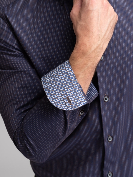 Camisa de micro lunares azul oscuro para hombre con cuello abotonado
