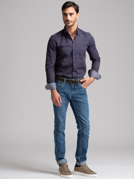 Camisa de micro lunares azul oscuro para hombre con cuello abotonado