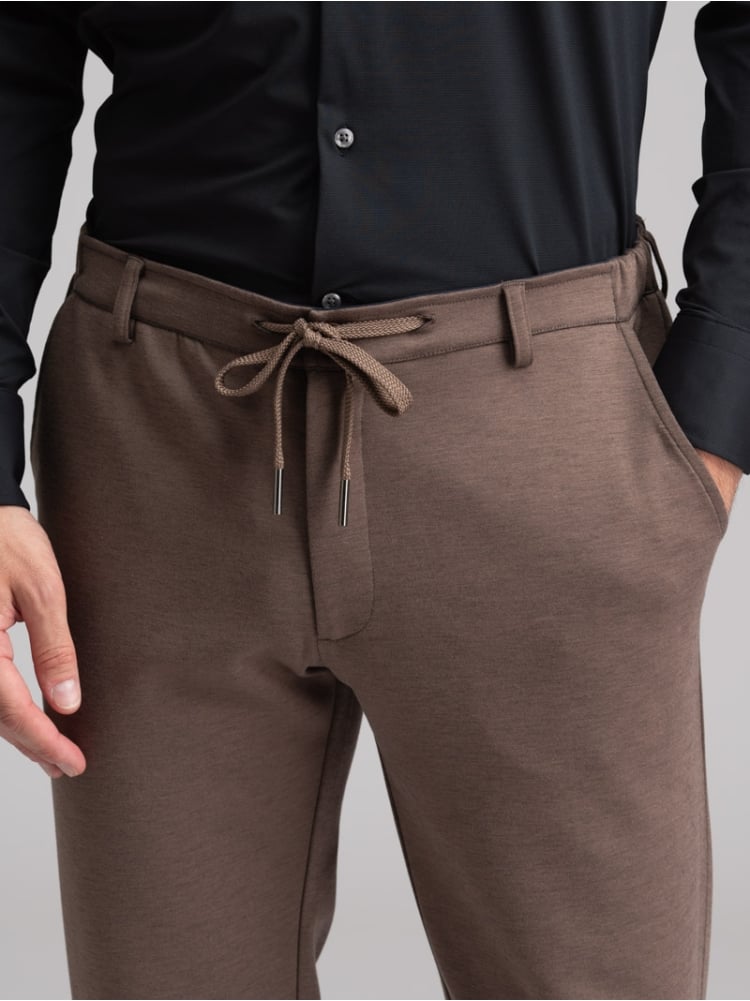 Pantalón chino de hombre en tejido Scuba con banda elástica